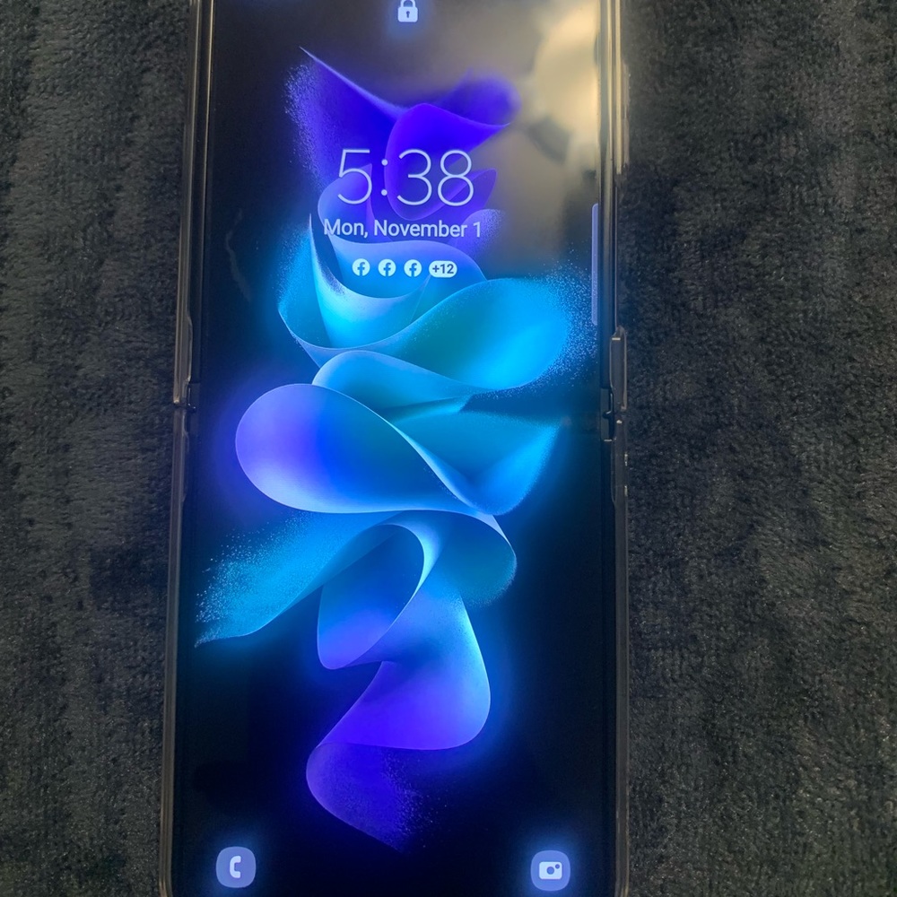 T-Mobile Samsung Z Flip 3 lavender. I purchased Oct 5, 202! only use for 2 days.